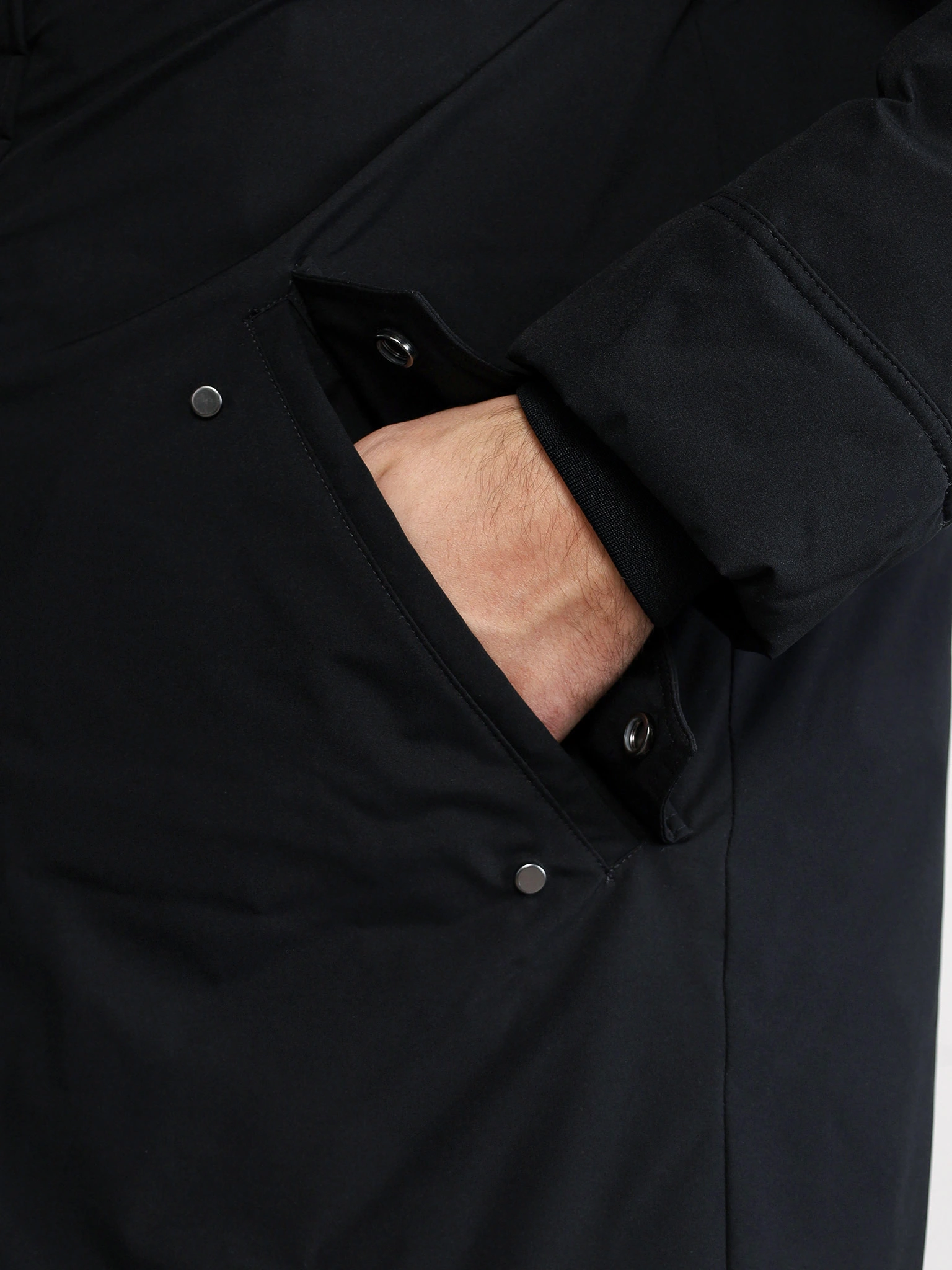 Куртка черного цвета с капюшоном